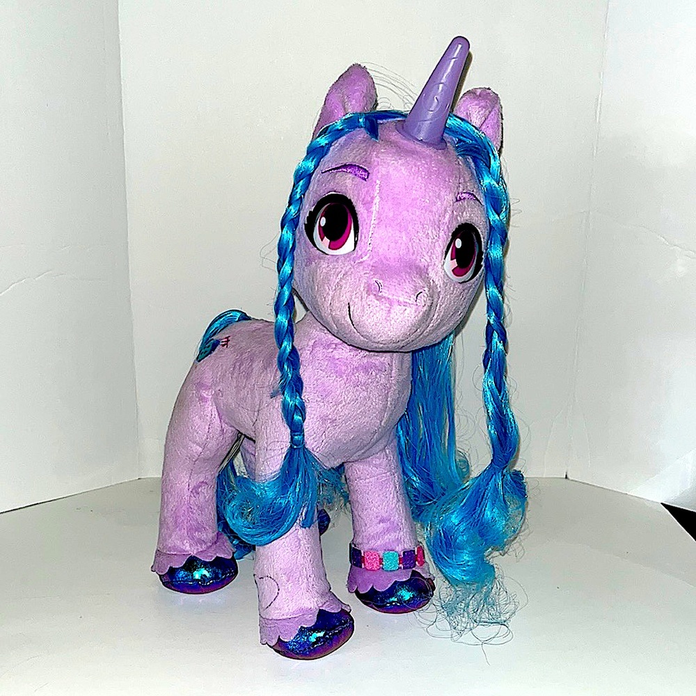 My Little Pony.  Friendship Is Magic.  13", Izzy Moonbow.  Sings & Glows.